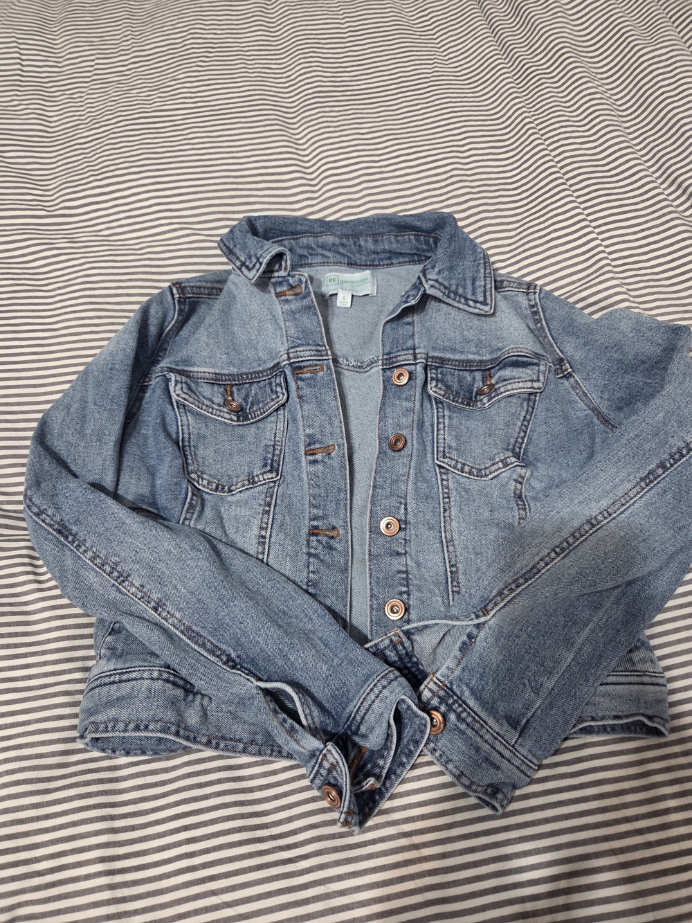 RE Generation By Celebrity Pink Classic Women's Cropped Blue Denim Jacket